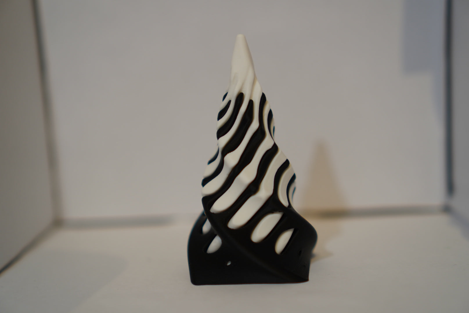V2 Serie-Durchgangskegel-Fidget Toy